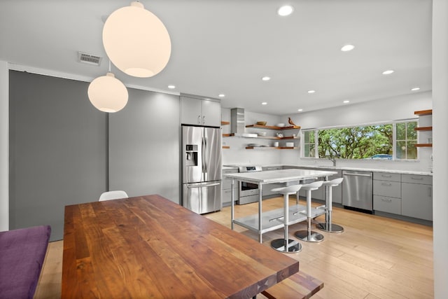 dining room with light wood finished floors, visible vents, and recessed lighting