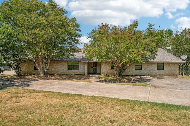 view of front of house featuring a front lawn