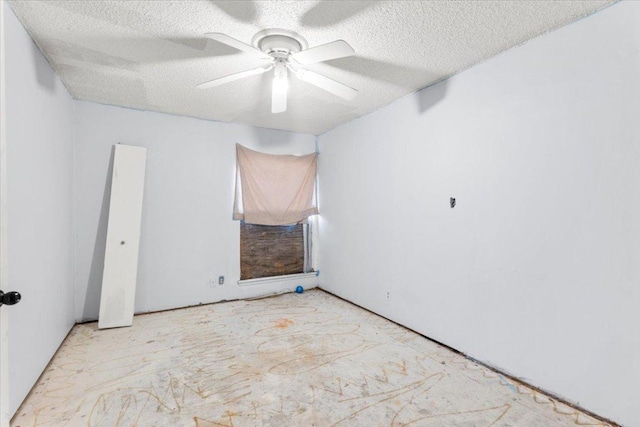 unfurnished room with a textured ceiling and ceiling fan