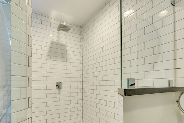 full bathroom featuring a tile shower