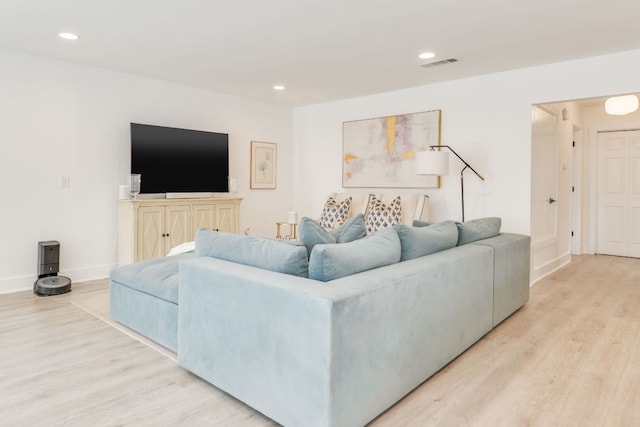 living area featuring visible vents, recessed lighting, light wood-type flooring, and baseboards