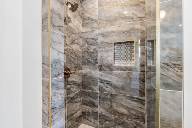 bathroom featuring a tile shower