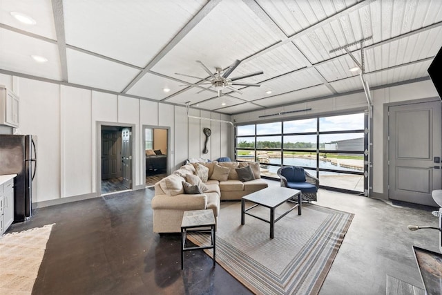 living area with recessed lighting, finished concrete flooring, and a ceiling fan