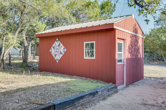 view of outdoor structure featuring an outbuilding