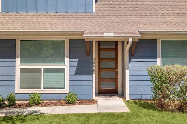 property entrance with a shingled roof