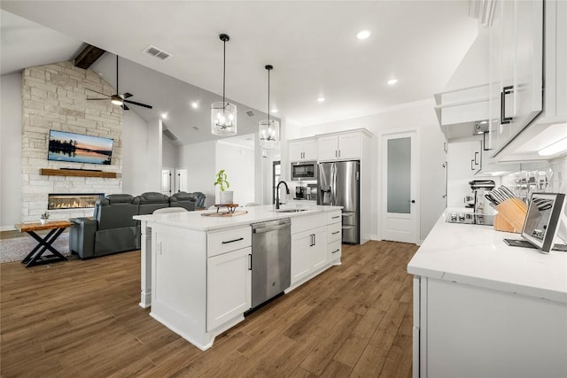 kitchen featuring dark wood-style floors, visible vents, appliances with stainless steel finishes, and a sink