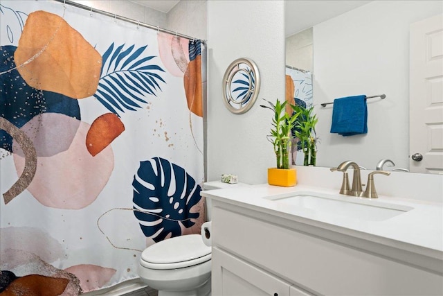 full bath featuring a shower with curtain, toilet, and vanity