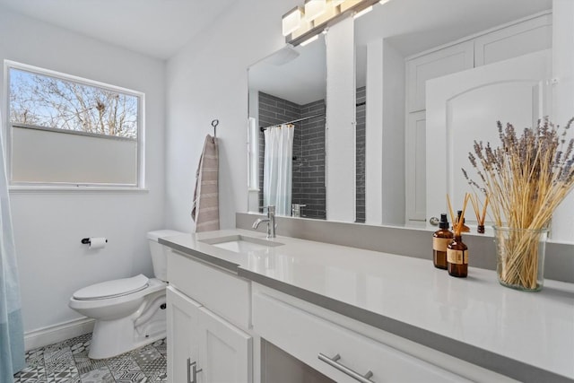 bathroom with curtained shower, toilet, vanity, and baseboards