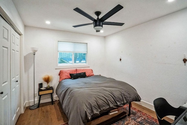 bedroom with ceiling fan, baseboards, recessed lighting, wood finished floors, and a closet