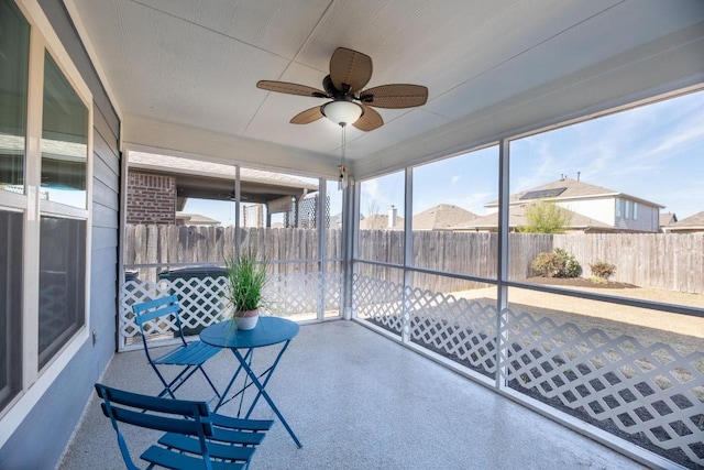 sunroom / solarium featuring a ceiling fan