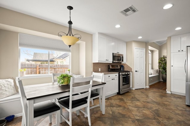 dining room featuring visible vents, recessed lighting, and baseboards