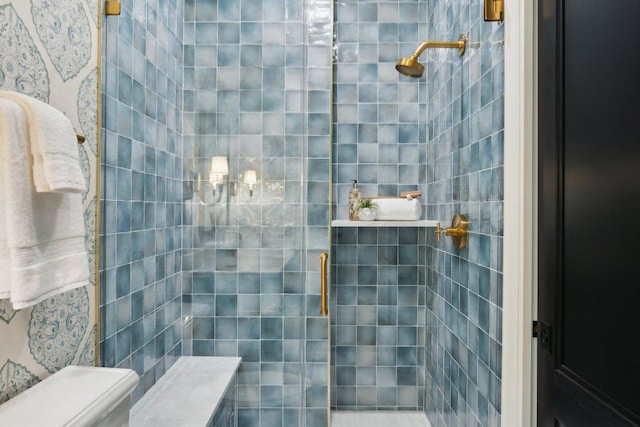 full bath featuring a tile shower and toilet