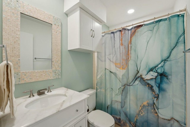 bathroom with a shower with curtain, toilet, and vanity