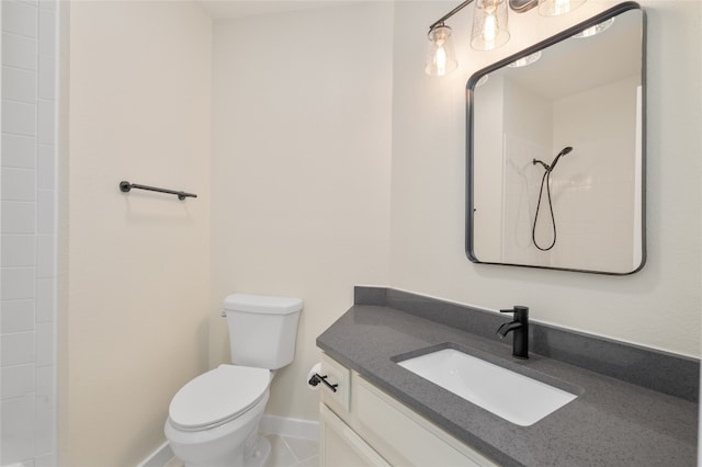 full bath featuring vanity, toilet, a shower, and baseboards