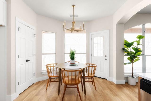 dining room featuring visible vents, an inviting chandelier, baseboards, and light wood-style floors