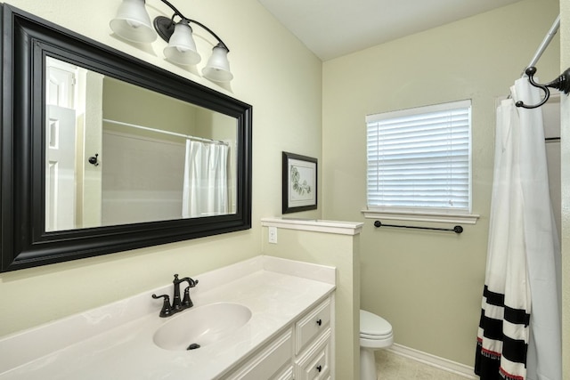 bathroom with curtained shower, baseboards, toilet, and vanity