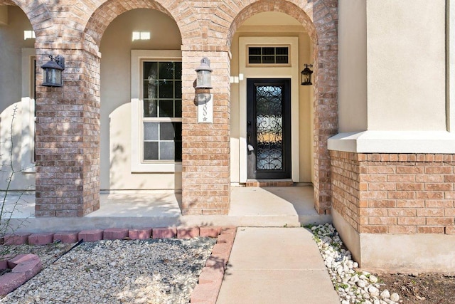 property entrance featuring stucco siding