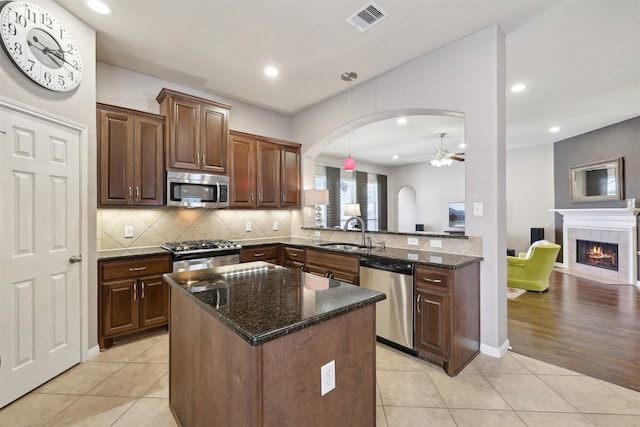 kitchen featuring light tile patterned floors, visible vents, ceiling fan, a sink, and appliances with stainless steel finishes