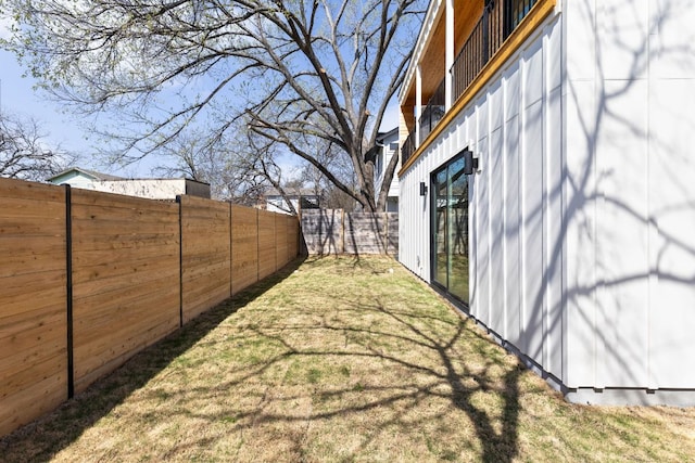 view of yard featuring a fenced backyard