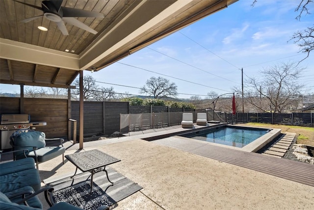 view of swimming pool with outdoor lounge area, a patio, a fenced backyard, and ceiling fan