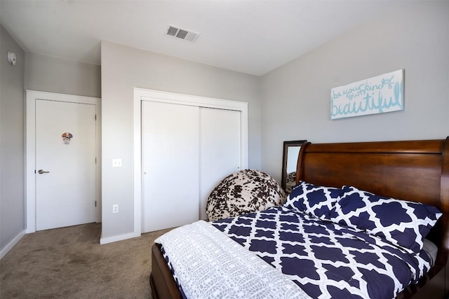 bedroom with visible vents, baseboards, carpet, and a closet