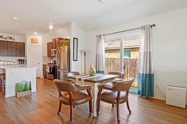 dining area with recessed lighting, light wood-style floors, and baseboards