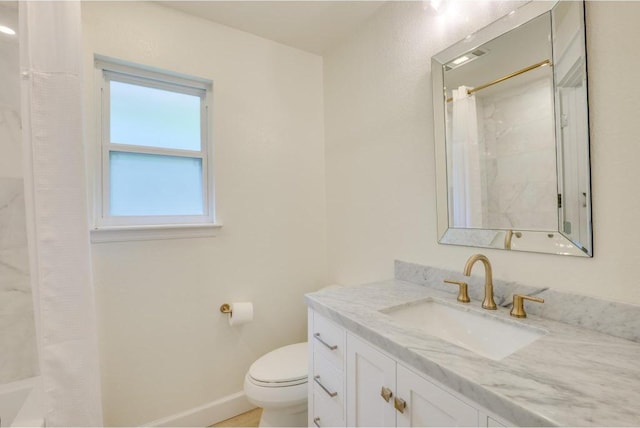 full bathroom featuring baseboards, toilet, vanity, and a shower with curtain