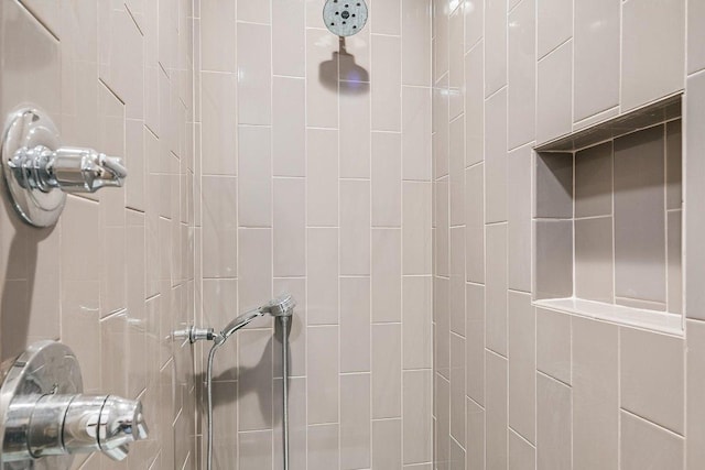 room details featuring tiled shower