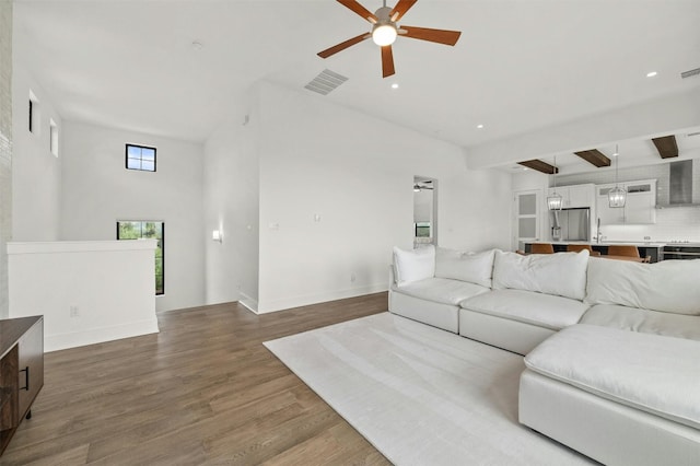 living room featuring wood finished floors, baseboards, visible vents, recessed lighting, and ceiling fan