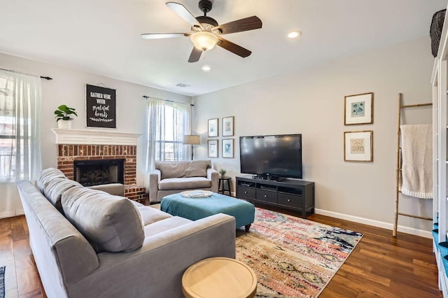 living room featuring wood finished floors, a ceiling fan, baseboards, visible vents, and recessed lighting