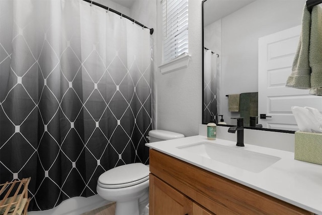 full bathroom featuring curtained shower, toilet, and vanity