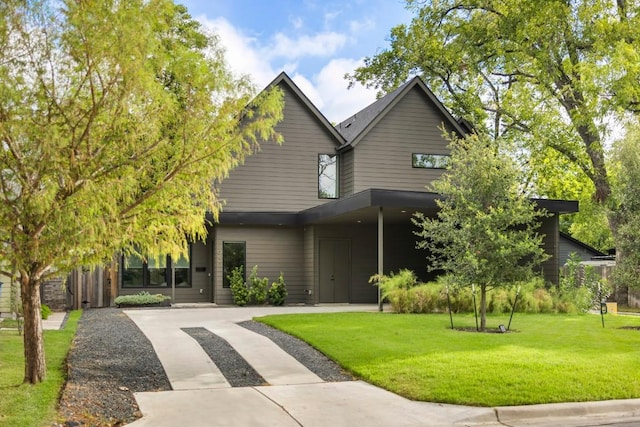 view of front facade with a front lawn