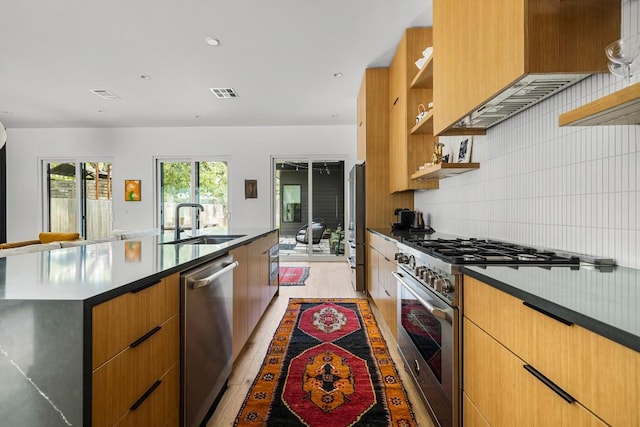 kitchen featuring visible vents, custom range hood, decorative backsplash, stainless steel appliances, and open shelves