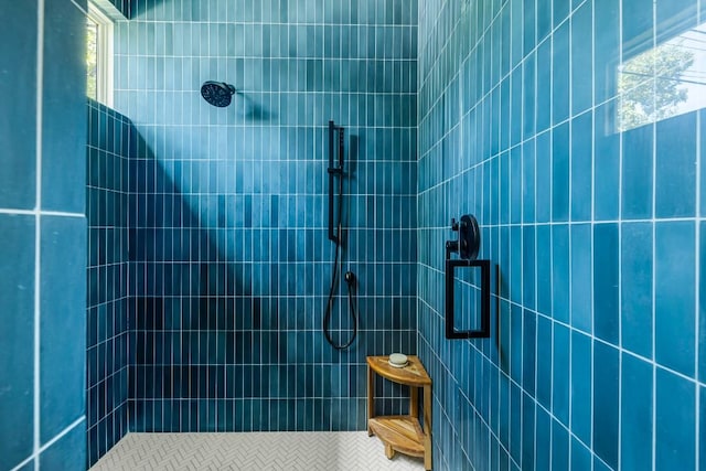 bathroom featuring a tile shower