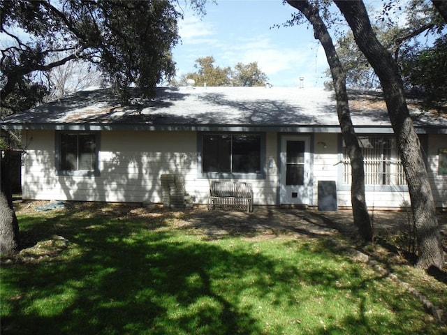 single story home with a front yard