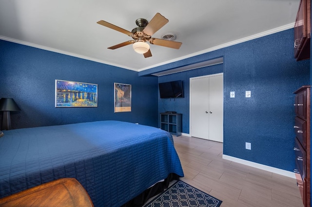 bedroom with visible vents, baseboards, crown molding, and a ceiling fan