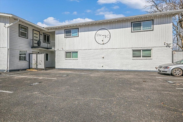 710 W 34th St Unit 205, Austin, TX 78705 - view of property featuring uncovered parking