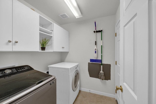 laundry room featuring cabinet space, visible vents, independent washer and dryer, and baseboards