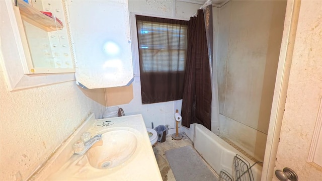 full bathroom with shower / tub combo with curtain, vanity, and toilet