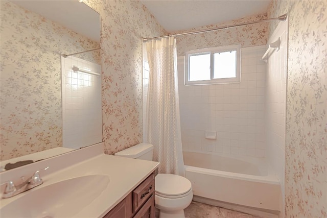 full bath featuring shower / bathtub combination with curtain, toilet, vanity, and wallpapered walls