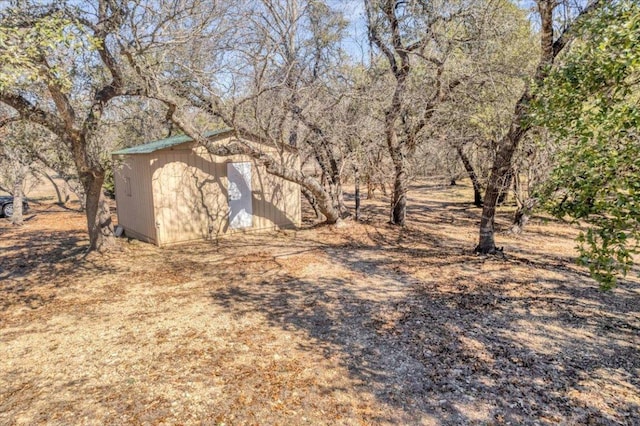 view of yard featuring an outbuilding and a shed