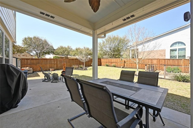 view of patio / terrace featuring a fenced backyard, area for grilling, outdoor dining area, and a ceiling fan