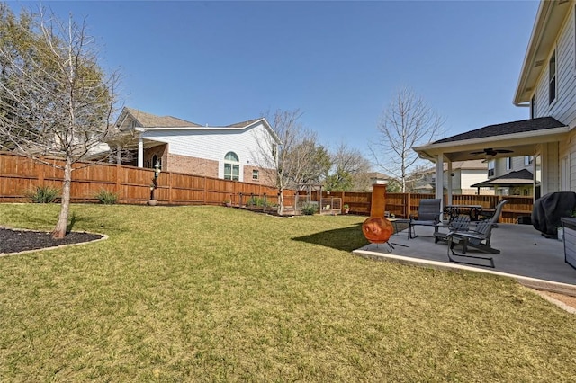 view of yard featuring a fenced backyard, ceiling fan, and a patio