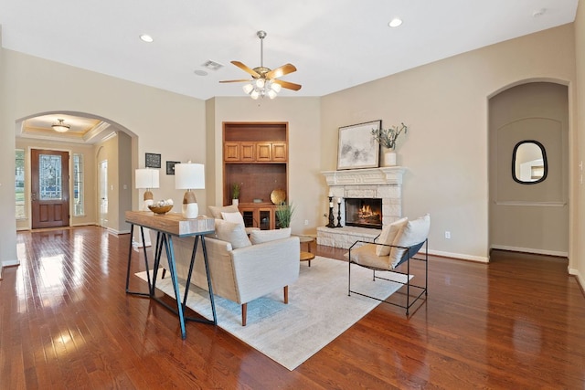 living area with baseboards, visible vents, recessed lighting, ceiling fan, and wood-type flooring