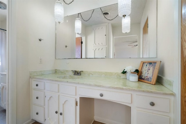 full bathroom featuring visible vents, a ceiling fan, and vanity