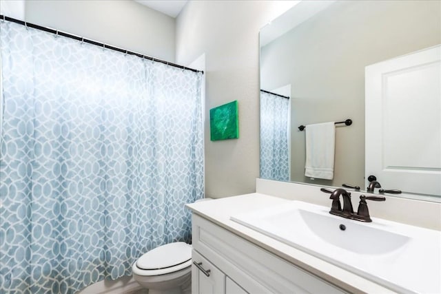 full bath with curtained shower, toilet, and vanity