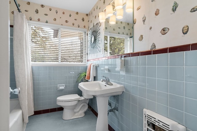 full bath featuring heating unit, a wainscoted wall, wallpapered walls, tile walls, and toilet