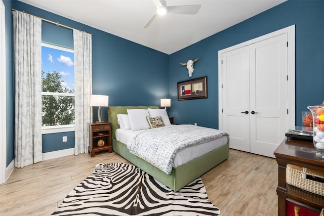 bedroom featuring a closet, light wood-type flooring, and a ceiling fan