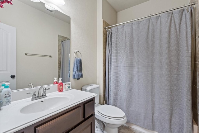 full bath featuring a shower with shower curtain, toilet, vanity, and visible vents