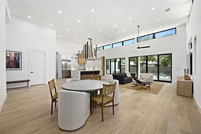 dining space featuring recessed lighting, visible vents, light wood-type flooring, and ceiling fan